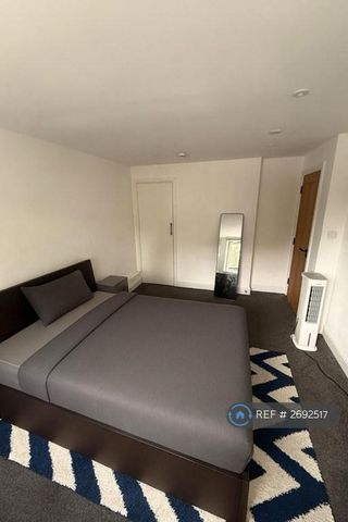 1 bedroom in a flat share to rent - Photo 2
