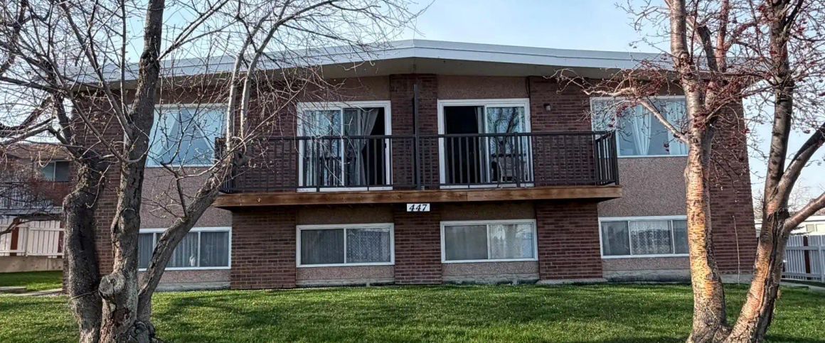 Spacious 3 Bedroom Unit For Rent in NW Calgary — 3 Bedrooms Fourplex - Photo 1