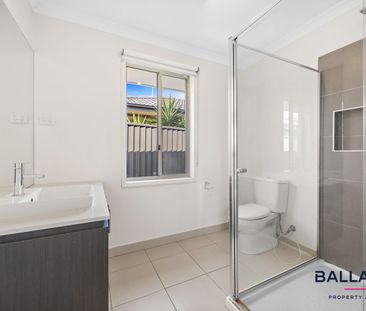 Spacious Three-Bedroom Home with Two Living Areas and Two Bathrooms... - Photo 5