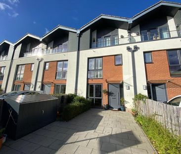 Sycamore Avenue , Woking - 4 bedrooms Property for lettings - Seymours - Photo 4