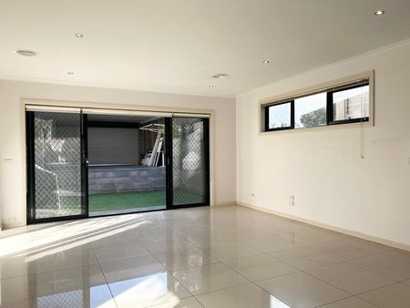 2/17 Loch Street, Coburg VIC 3058 - Photo 4