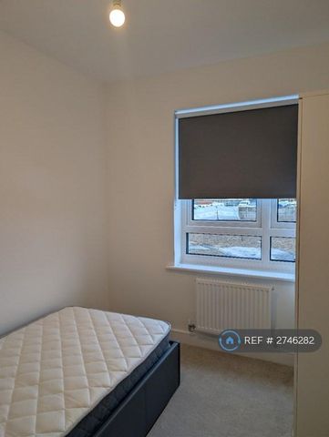 1 bedroom in a house share to rent - Photo 4