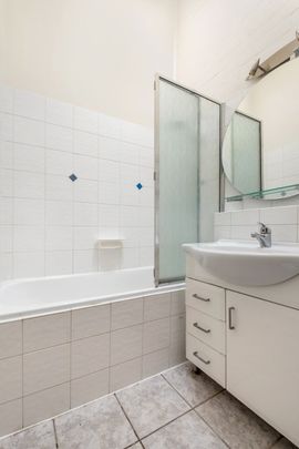 2/18 Johnstone Street, Malvern VIC 3144 - Photo 1