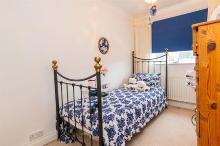 3 bed House - Detached To Let - Photo 2