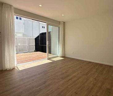 Charming 2-Bedroom Townhouse Available in Edgeware - Photo 3