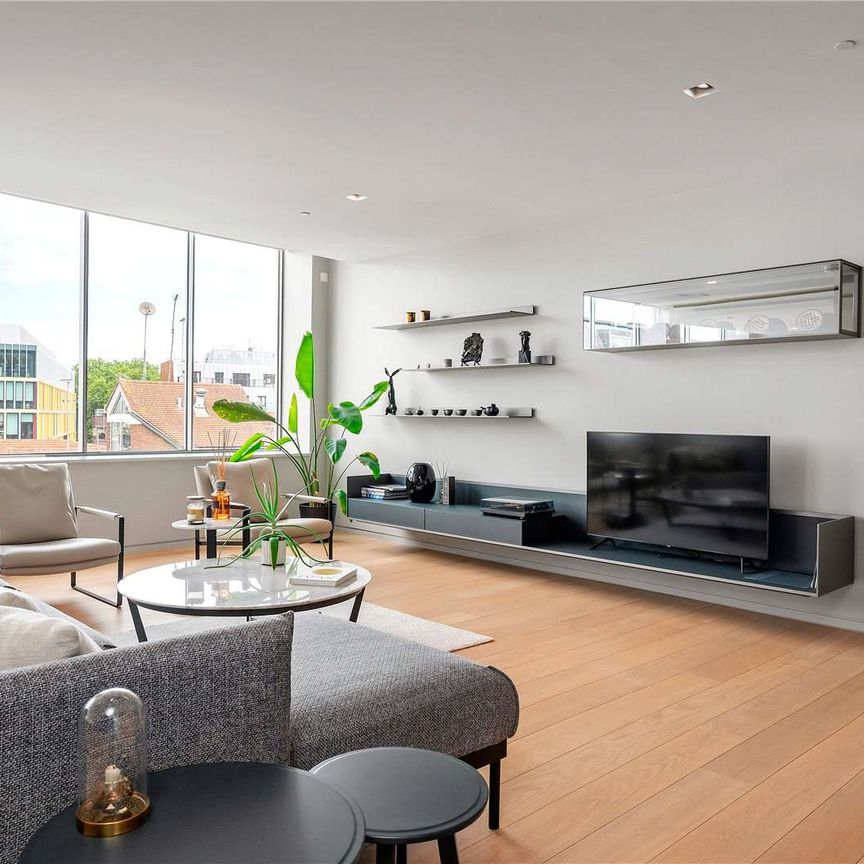 An exceptional 3 bedroom, 3 bathroom Penthouse apartment located on the 5th floor of a stunning warehouse style development. - Photo 1