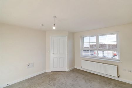 3 Bedroom House - Terraced - Photo 2