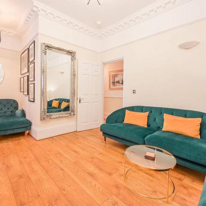 4 bedroom flat to rent - Photo 1