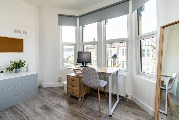 6 bedroom house to rent - Photo 1