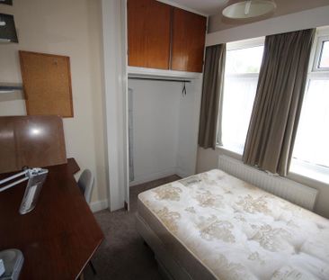 4 bedroom end of terrace house to rent - Photo 3