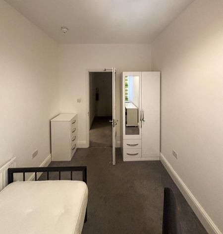 1 bedroom in a house share to rent - Photo 3