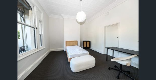 Fully furnished room for rent, available now - Photo 1