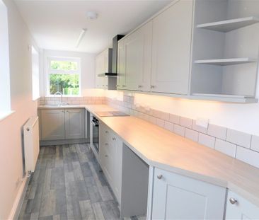 2 bedroom mid terrace to let - Photo 5