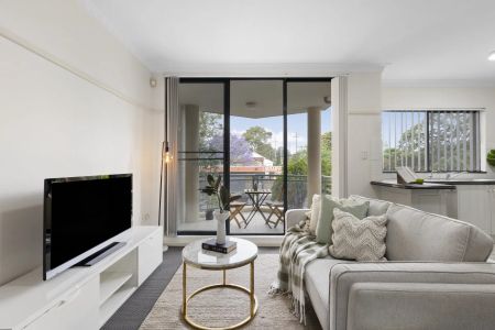 Easy-care living close to endless amenities - Photo 5