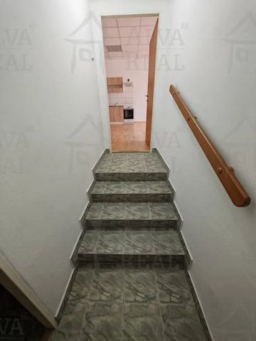 Dlouhodobý pronájem prostorného bytu 1+kk 45 m po rekonstrukci, zvýšené přízemí, volný ihned, ul. Jiráskova. - Fotografie 4