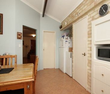 🏡 A Dream Home in Canning Vale! A 4-Bedroom Haven 🏡 - Photo 2