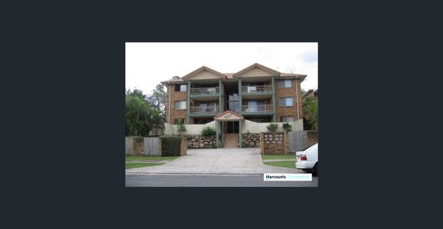 Comfortable living in convenient Taringa location - Photo 1