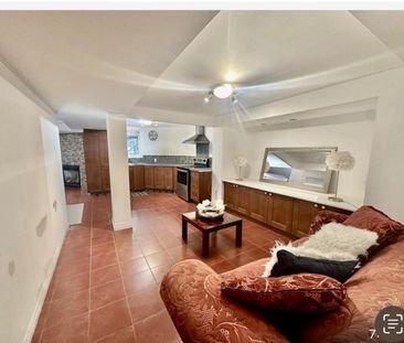 For Lease - 180 Estate Garden Drive, Richmond Hill, Ontario - Photo 2