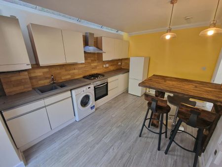 2 bedroom semi-detached house to rent - Photo 5