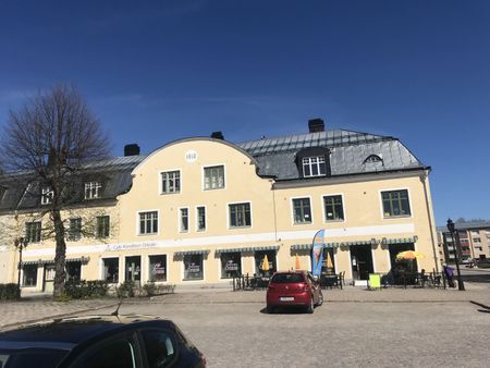 Elegant trea från sekelskiftet med generösa takhöjder, belägen på andra våningen - Photo 2