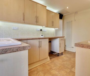 3 bedroom end of terrace house to rent - Photo 4