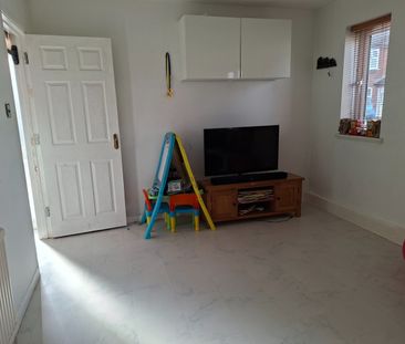 3 Bed Semi-Detached House, Alwins Court, BS30 - Photo 2