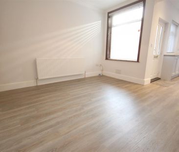 3 Bedroom House - Mid Terrace To Let - Photo 4