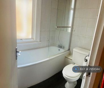 3 bedroom flat to rent - Photo 6