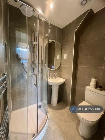 1 bedroom in a house share to rent - Photo 2