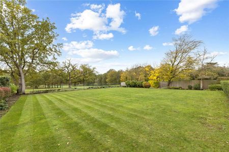 A beautifully presented and luxurious three bedroom apartment overlooking Hadley Wood Golf Course with secure underground parking. - Photo 2