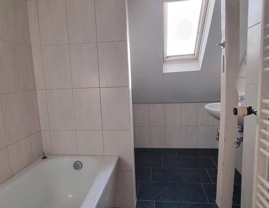 Helle und großzügige Wohnung mit Laminatbogen - Photo 1
