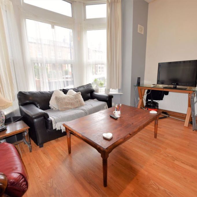 2 bedroom Flat in Flat A, Leeds - Photo 1