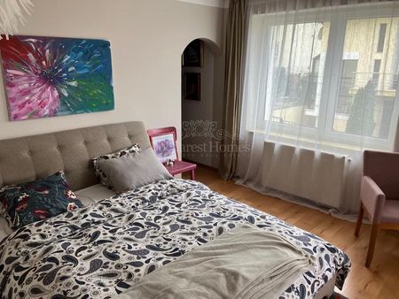 Bright Two-Bedroom Flat with Views - Photo 4