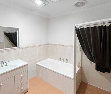 With Coffs Harbour CBD at your doorstep this private, low-maintenan... - Photo 5