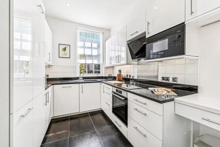 2 bedroom flat in London - Photo 3