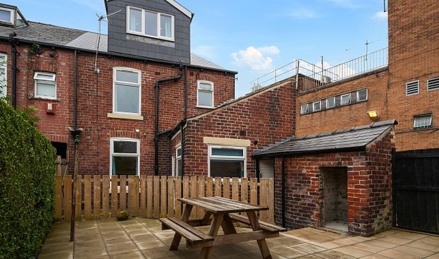 4 bedroom House in a great location! - Photo 1