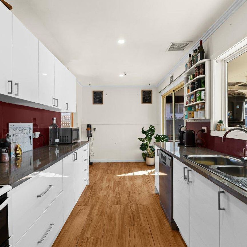 Updated Kitchen and Bathroom, Convenient Devonport Spot - Photo 1