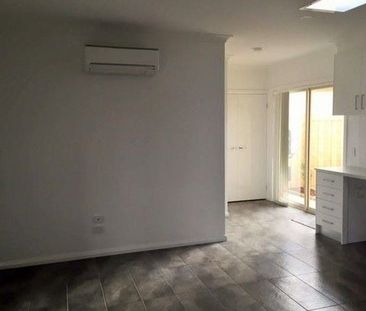 Charming 2-Bedroom Home in Lalor - Photo 2