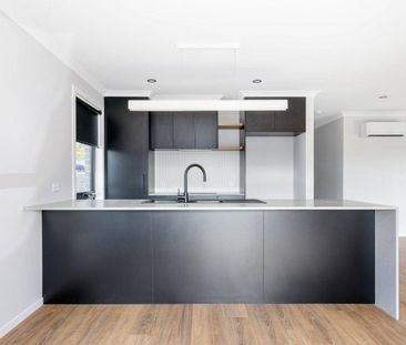Fresh Newly Built Coastal Home - Photo 2