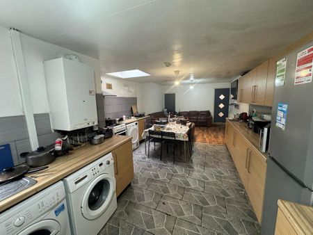 1 bedroom in a flat share to rent - Photo 3