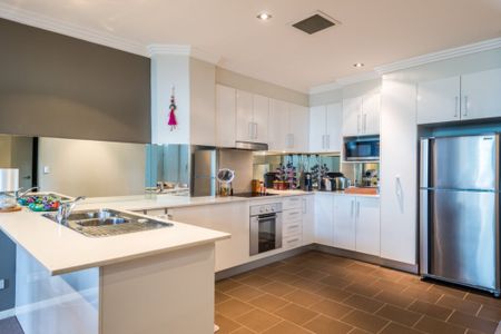 Contemporary City Living in the Heart of Sydney - Photo 2