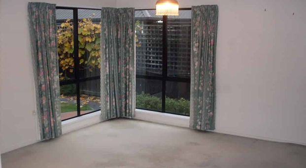 Lovely Four Bedroom Home In Hyde Park! - Photo 1