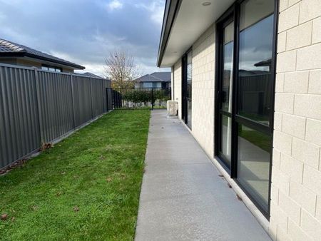 Near New Brick and Tile Home in The Lakes - Photo 4