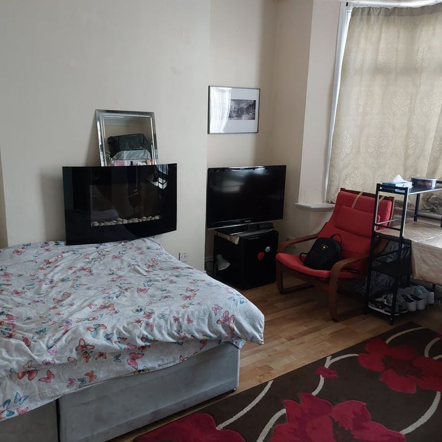 Room in a Shared House, Highcroft, NW9 - Photo 1