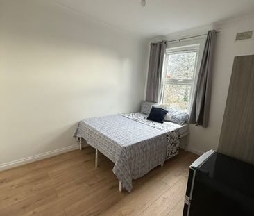 Room in a Shared House, Colegrave Road, E15 - Photo 3
