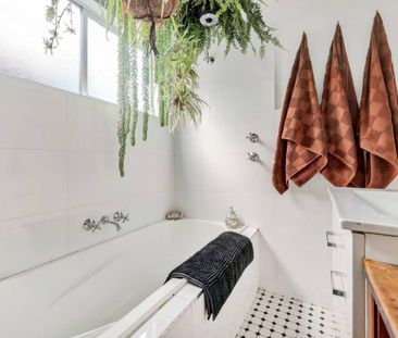 Stunning Renovated Period Home on 1832sqm Waterfront Block - Photo 2