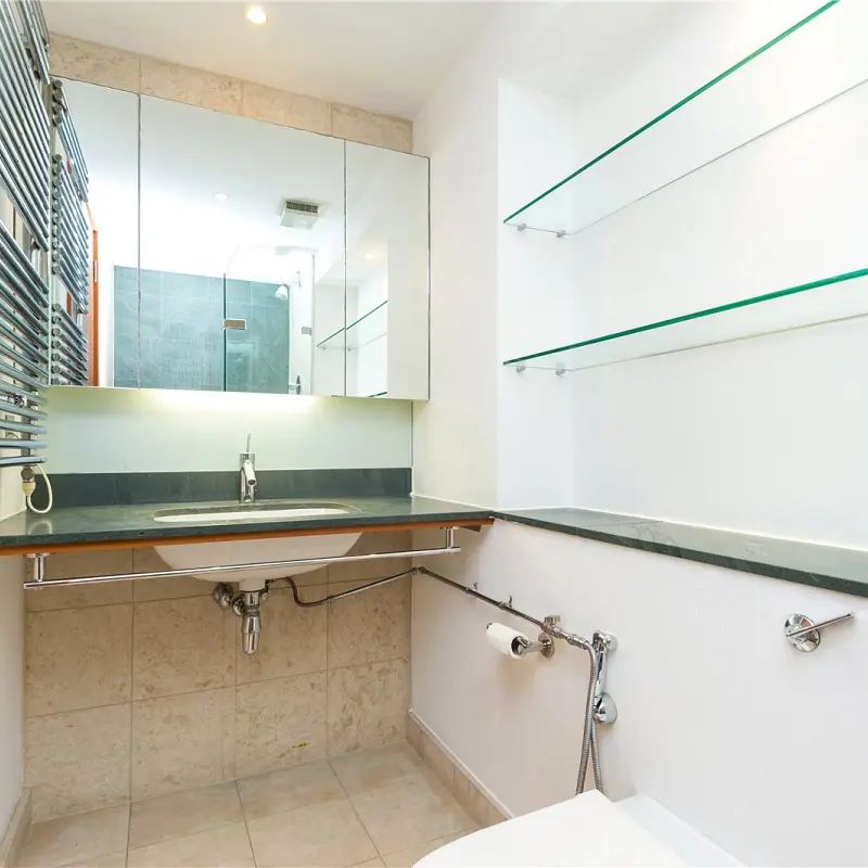 2 bedroom flat in 34 St. Johns Wood Road - Photo 1