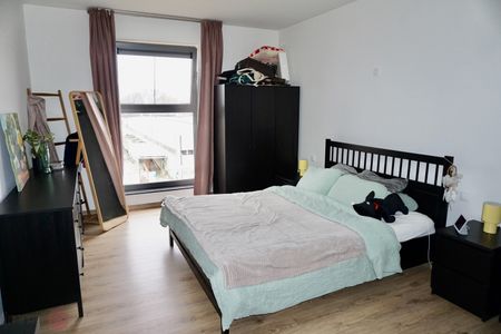 Recent appartement met 2 slaapk, terras en autostaanplaats. - Photo 2