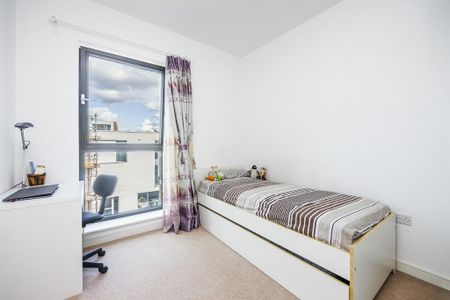 2 bedroom flat to rent - Photo 2