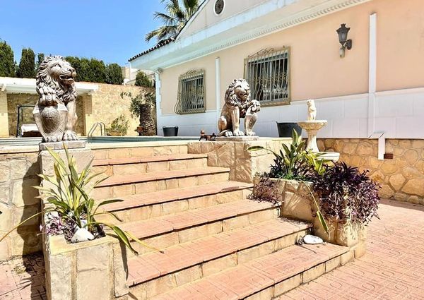 LONG TERM RENTAL. Spacious villa with 6 bedrooms for rent.